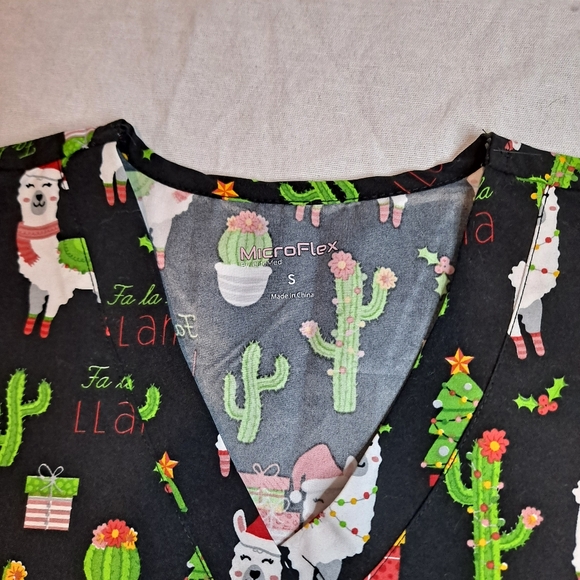 elite Med Performance Scrub Top Womens Microflex Christmas Llama Cactus - Picture 2 of 14